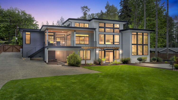 Grand Estate at 13805 183rd Ave SE Renton, WA 98059