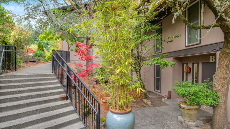 Inviting Abode at 1425 S Puget Dr B3 Renton, WA 98055