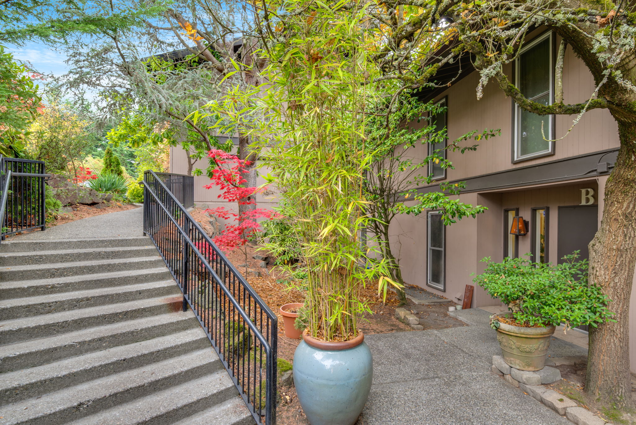 Inviting Abode at 1425 S Puget Dr B3 Renton, WA 98055