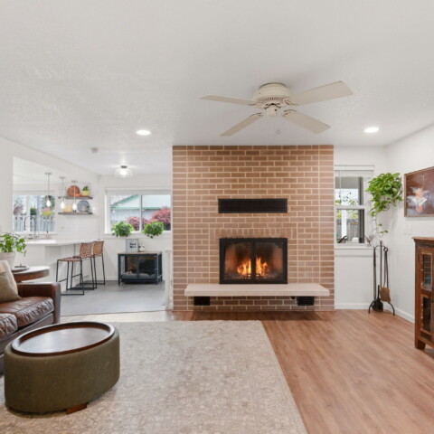 Charming home at 9910 Zircon Dr SW Lakewood, WA 98498
